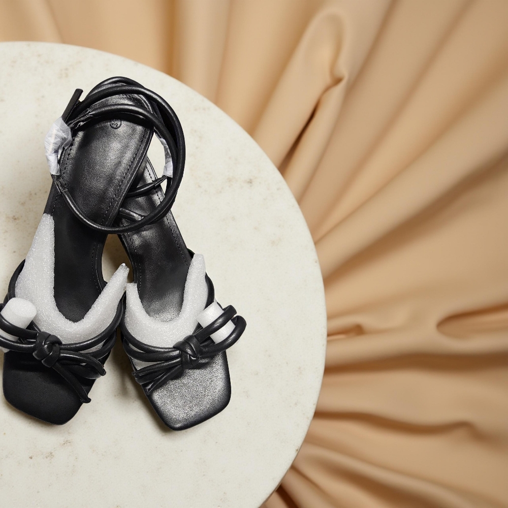 1NWOT  Vetaste Black Strappy heeled Sandals size 9.5